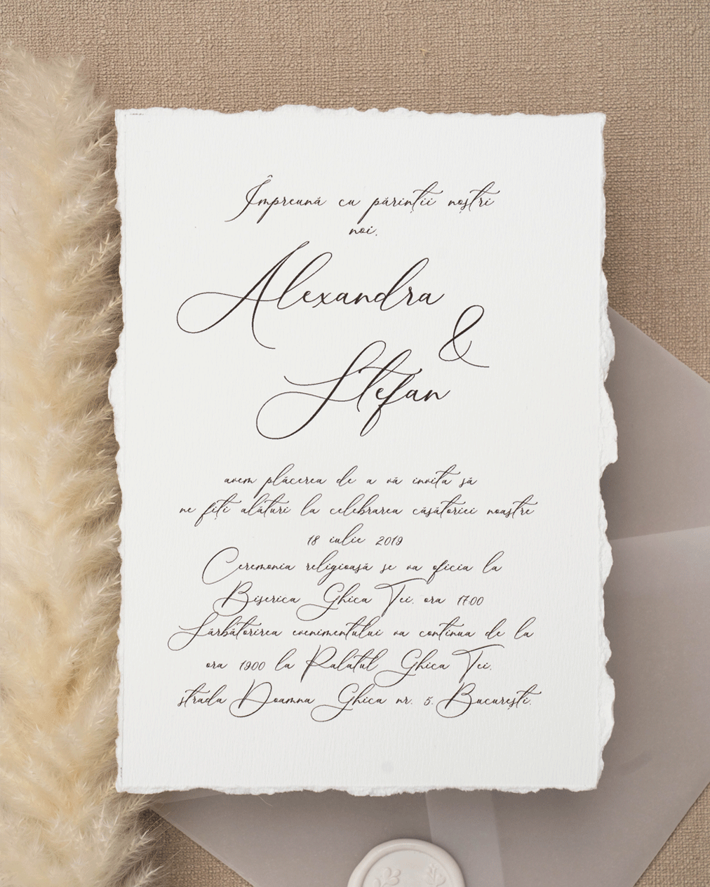 Invitatie de nunta cu scris caligrafic si margini nefinisate